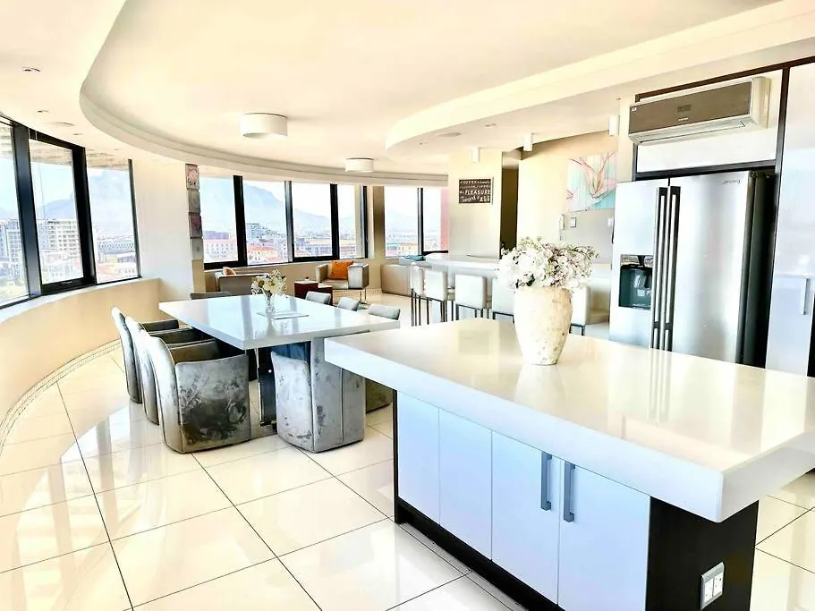Grand Penthouse / Backup Power / Stunning Διαμέρισμα Κέιπ Τάουν